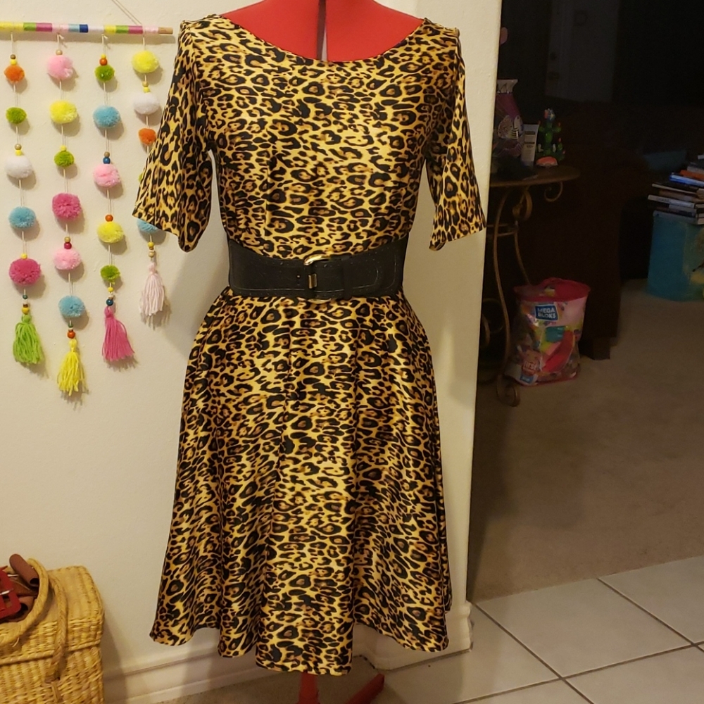 Leopard print dress with sleeves
